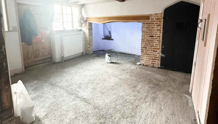 SCREED FLOOR FOR COTTAGE RENOVATION