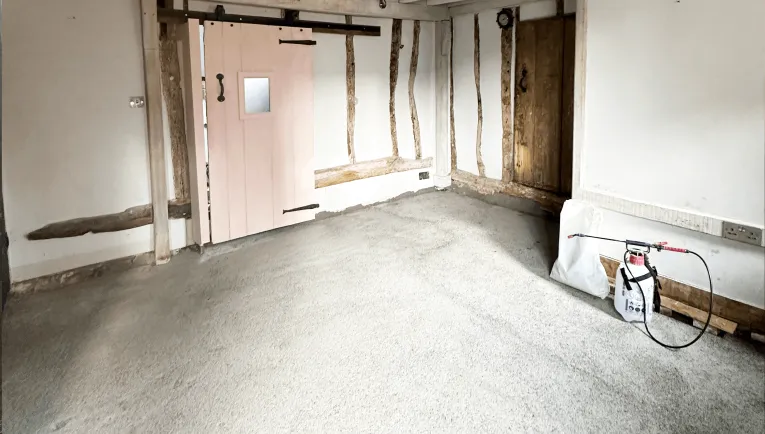 SCREED FLOOR FOR COTTAGE RENOVATION